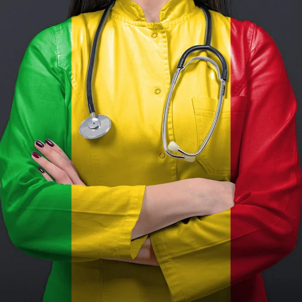 Médico Representante Del Sistema Sanitario Con Bandera Nacional Malí Imagen de stock