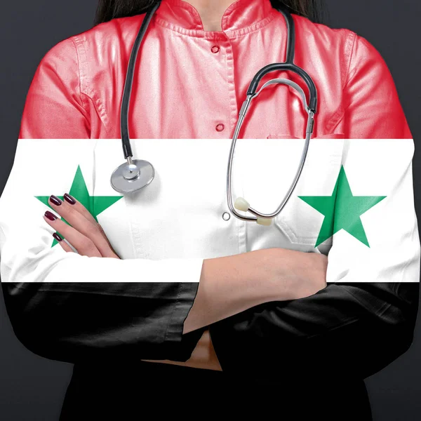 Lekarz Reprezentujący System Opieki Zdrowotnej Flagą Syrii — Zdjęcie stockowe