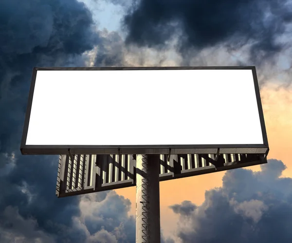 Blank Billboard Przed Dramatycznym Niebem — Zdjęcie stockowe