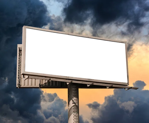 Blank Billboard Przed Dramatycznym Niebem — Zdjęcie stockowe