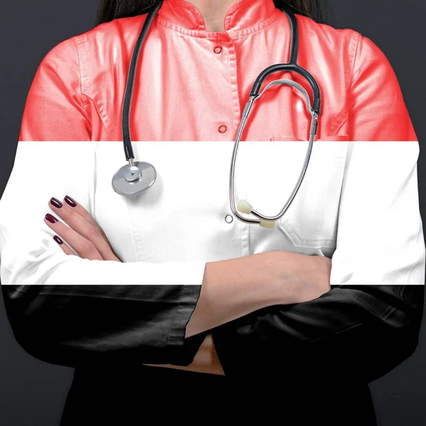 Médico Representante Del Sistema Sanitario Con Bandera Nacional Yemen Fotos de stock libres de derechos