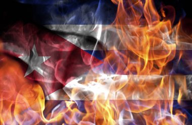 Gösteriler ya da savaş konsepti - Küba 'nın ulusal bayrağı alevler içinde yanıyor