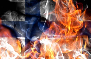 Gösteriler ya da savaş konsepti - Finlandiya 'nın ulusal bayrağını alevler içinde bırakmak