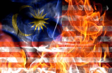 Gösteriler veya savaş konsepti - Malezya 'nın ulusal bayrağı alevler içinde yanıyor