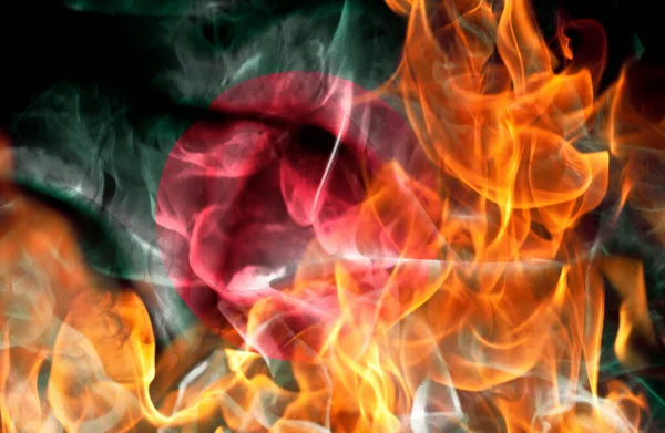 デモンストレーションまたは戦争の概念 バングラデシュの炎の国旗で燃える — ストック写真