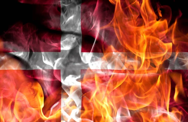 Gösteriler Veya Savaş Konsepti Danimarka Nın Ulusal Bayrağı Alevler Içinde — Stok fotoğraf