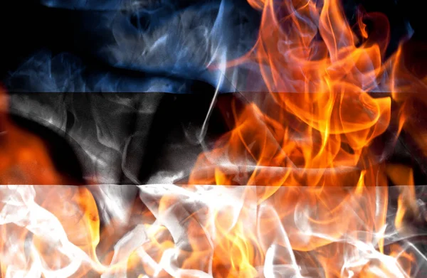 Manifestazioni Concetto Guerra Bruciare Fiamme Bandiera Nazionale Dell Estonia — Foto Stock