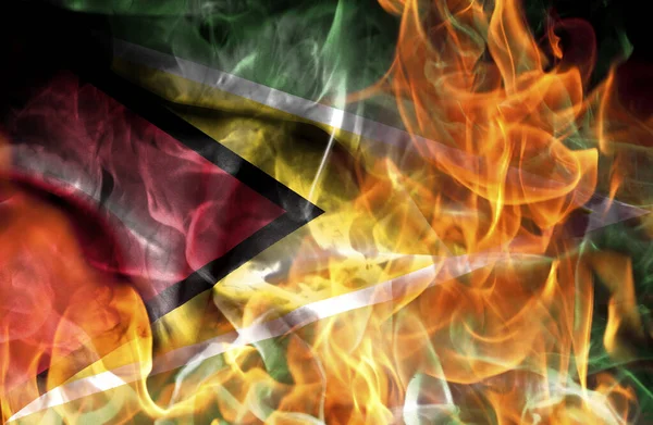Gösteriler Veya Savaş Konsepti Guyana Nın Ulusal Bayrağı Alevler Içinde — Stok fotoğraf