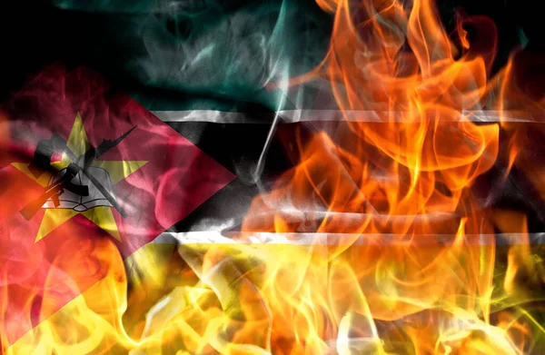Gösteriler Veya Savaş Konsepti Mozambik Ulusal Bayrağı Alevler Içinde Yanıyor — Stok fotoğraf
