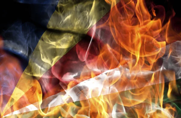 デモンストレーションまたは戦争の概念 セイシェルの炎の国旗で燃焼 — ストック写真