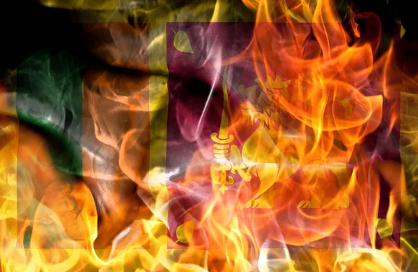 デモンストレーションまたは戦争の概念 スリランカの炎の国旗を燃やす ストック画像