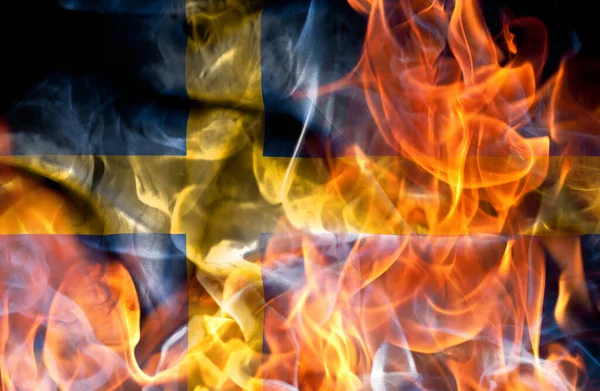 Demonstrasjoner Eller Krigskonsept Brenning Flammer Sveriges Nasjonale Flagg stockbilde