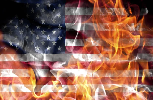 デモンストレーションまたは戦争の概念 アメリカの炎の国旗で燃える ロイヤリティフリーのストック画像