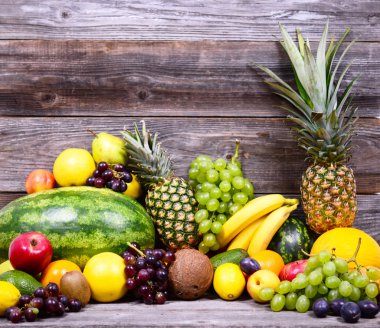 taze renkli meyve ahşap arka plan - sağlık üzerinde büyük grup