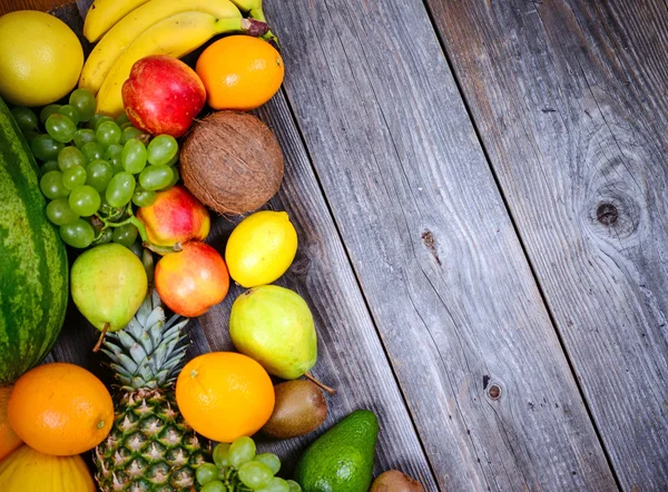 Enorme grupo de frutas frescas coloridas em fundo de madeira - High q — Fotografia de Stock