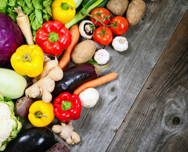 Riesige Gruppe von frischem Gemüse auf Holztisch - hochwertige — Stockfoto