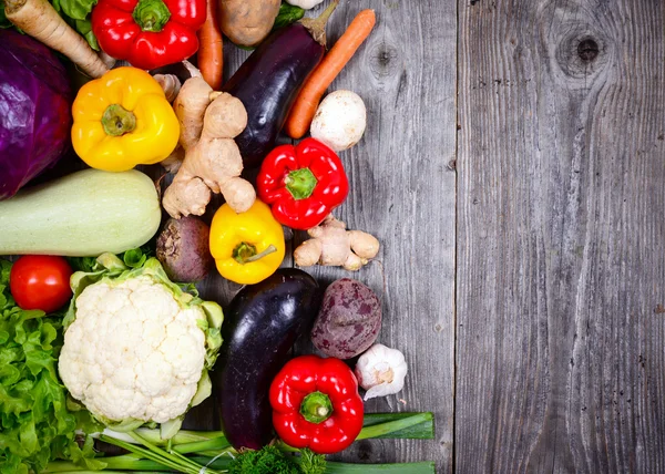 Obrovská skupina čerstvé zeleniny na dřevěný stůl - vysoce kvalitní s — Stock fotografie