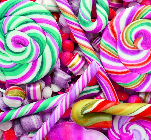 Fundo multicolorido feito de vários doces coloridos — Fotografia de Stock