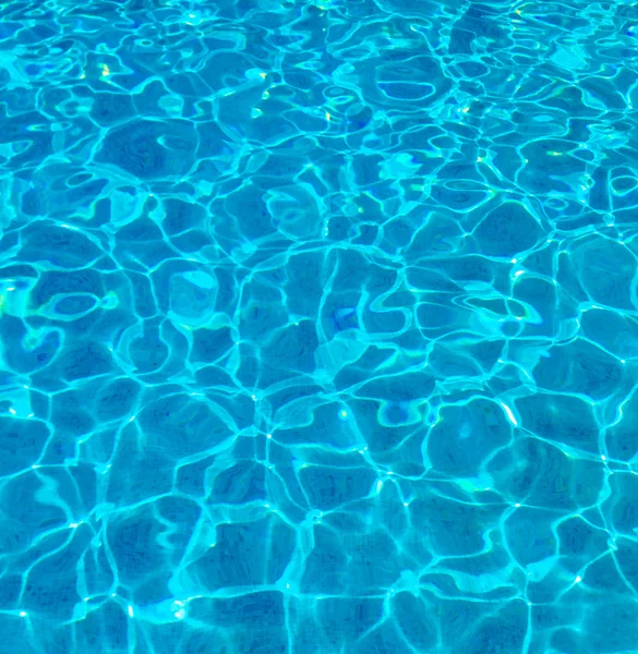 Agua azul rasgada en la piscina —  Fotos de Stock