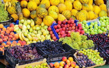çeşitli renkli taze meyve ve sebze pazarı