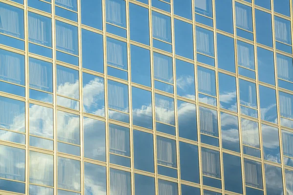 Отражение облаков в окнах зданий — стоковое фото