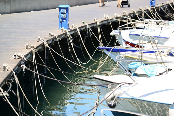 Angebundene Yachten und Boote — Stockfoto