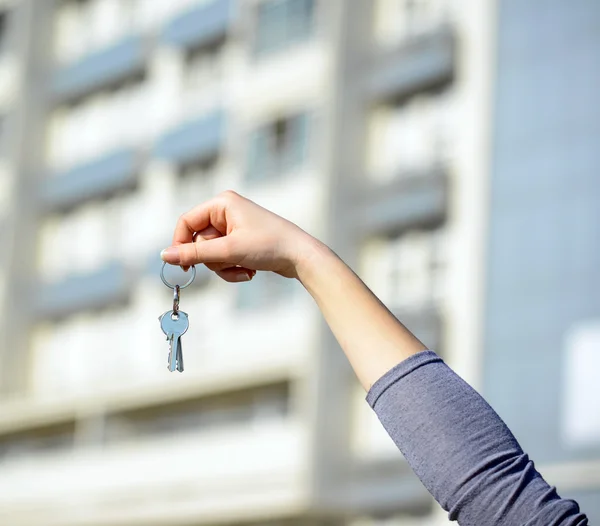 Main de femme tenant les clés de la nouvelle maison — Photo