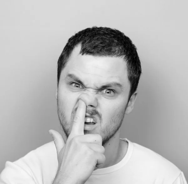 Retrato de un tipo gracioso con el dedo en la nariz - Monocromo o b —  Fotos de Stock