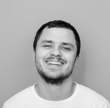 yakışıklı bir adam portresi gülümseyerek - monocrome veya siyah beyaz 