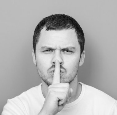 hareketi için sessizlik - monocrome veya siyah adam portresi bir