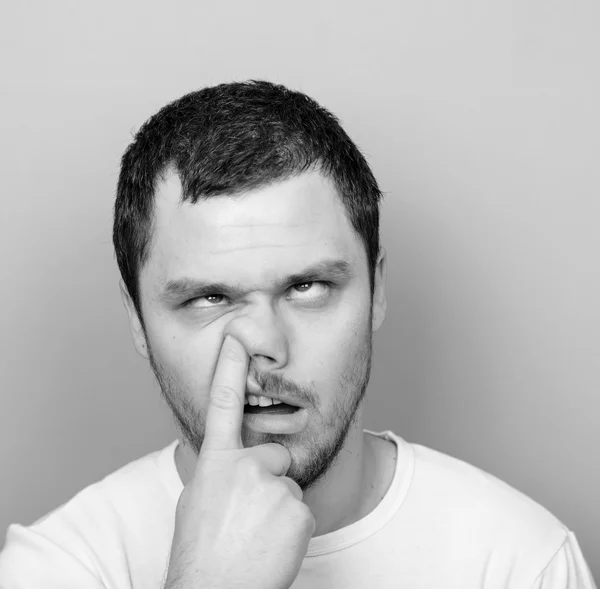 Retrato de um cara engraçado com o dedo no nariz - monocromático ou b — Fotografia de Stock