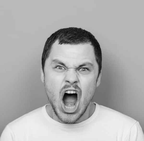 Portret zły człowiek krzyczy - p monocrome lub czarno-białe — Zdjęcie stockowe