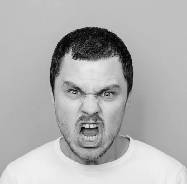 Портрет сердитого человека, кричащего - монохромный или черно-белый p — стоковое фото