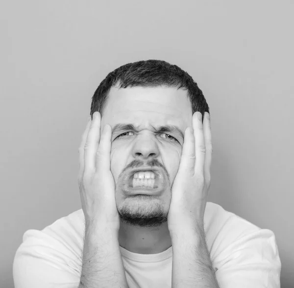 Retrato de hombre desesperado - Retrato monocromo o blanco y negro —  Fotos de Stock