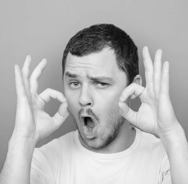 Πορτρέτο του αστείος άνθρωπος δείχνει εντάξει χειρονομία με τα χέρια - monocrome — Φωτογραφία Αρχείου
