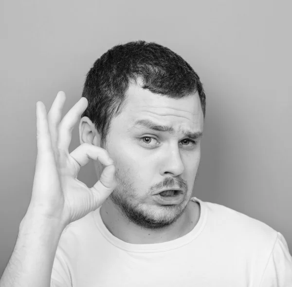 Retrato de homem engraçado mostrando gesto OK - monocromático ou preto um — Fotografia de Stock