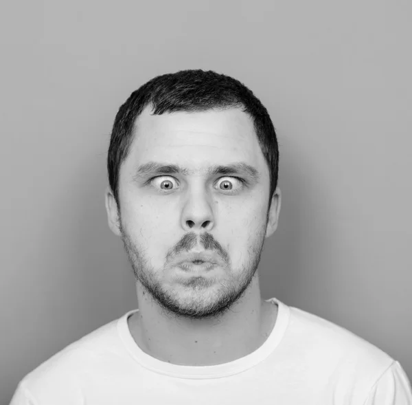 Retrato de hombre con cara divertida - Monocromo o blanco y negro p —  Fotos de Stock