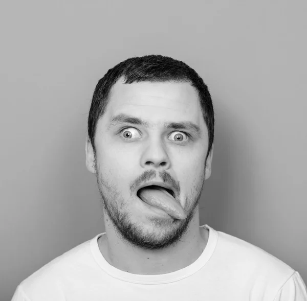 Porträt eines Mannes mit lustigem Gesicht - monokrom oder schwarz-weiß p — Stockfoto
