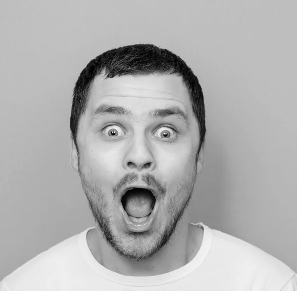 Retrato de homem com cara engraçada - Monocroma ou preto e branco p — Fotografia de Stock