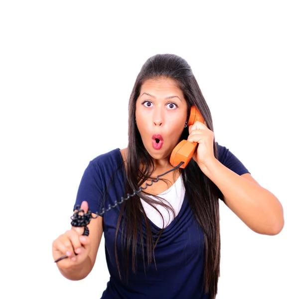 Retrato de mujer joven en shock mientras habla por teléfono teniendo —  Fotos de Stock