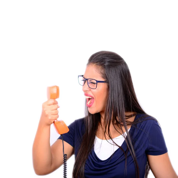 Retrato de una joven mujer gritando en el teléfono contra el fondo blanco —  Fotos de Stock