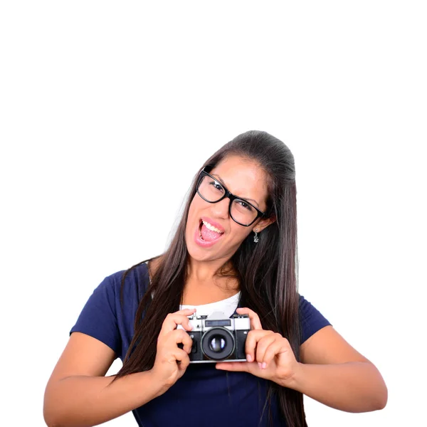 Jovem bela mulher sorridente segurando câmera vintage retro novamente — Fotografia de Stock