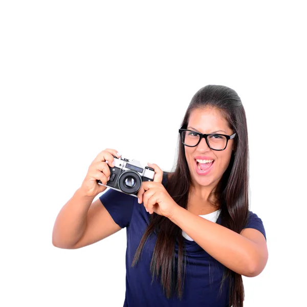 Jovem bela mulher sorridente segurando câmera vintage retro novamente — Fotografia de Stock