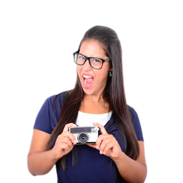 Молодая красивая улыбающаяся женщина снова держит ретро-винтажную камеру — стоковое фото