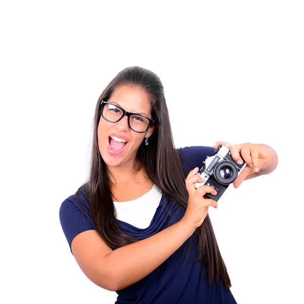 Jovem bela mulher sorridente segurando câmera vintage retro novamente — Fotografia de Stock