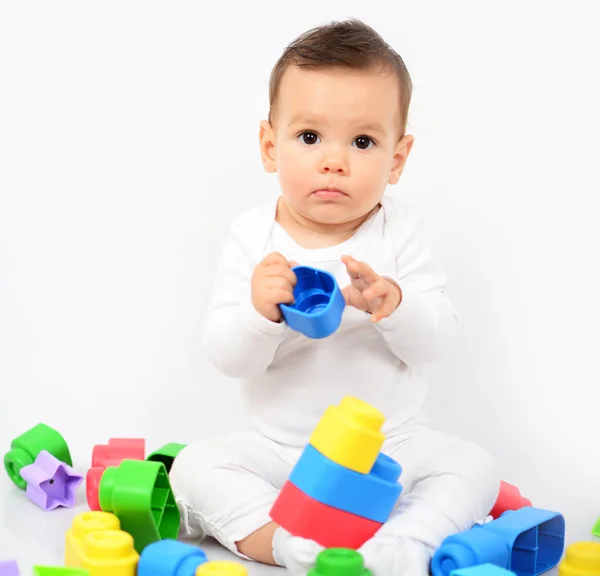 Güzel bebek kız renkli oyuncaklar - studio vurdu — Stok fotoğraf