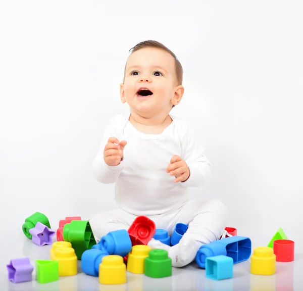 Mooie babymeisje met kleurrijke speelgoed - studio opname — Stockfoto