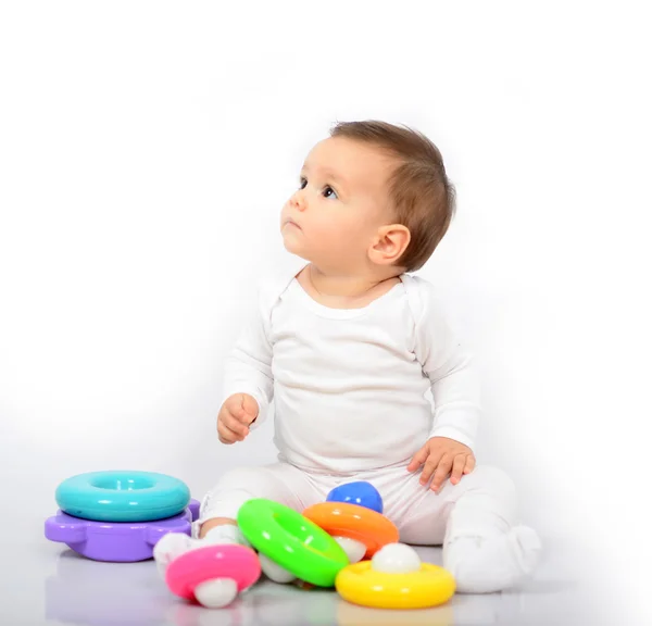 Schönes kleines Mädchen mit buntem Spielzeug - Studioaufnahme — Stockfoto