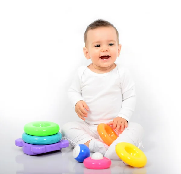 Menina bonita com brinquedos coloridos - Estúdio tiro — Fotografia de Stock