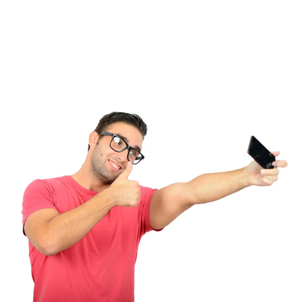 Zbliżenie młody przystojny mężczyzna patrząc smartphone i biorąc s — Zdjęcie stockowe